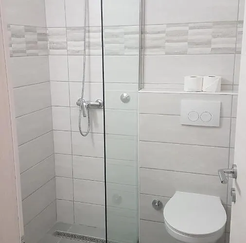 Boarding House Lucija 여관 *