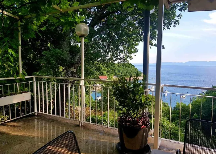 Boarding House Lucija 여관 코스트레나