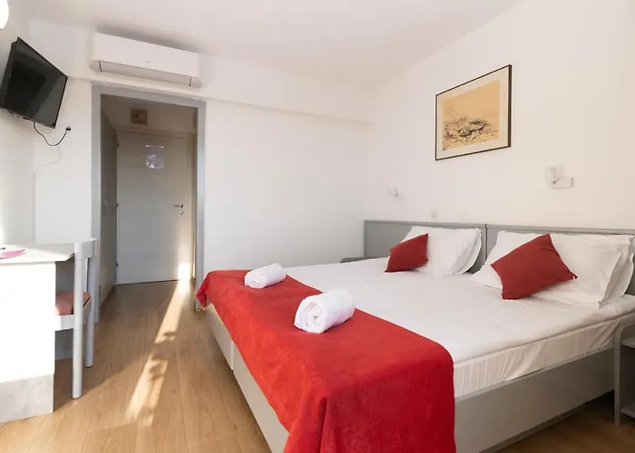 Boarding House Lucija 여관 *