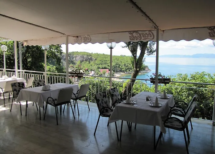 Boarding House Lucija 여관 코스트레나